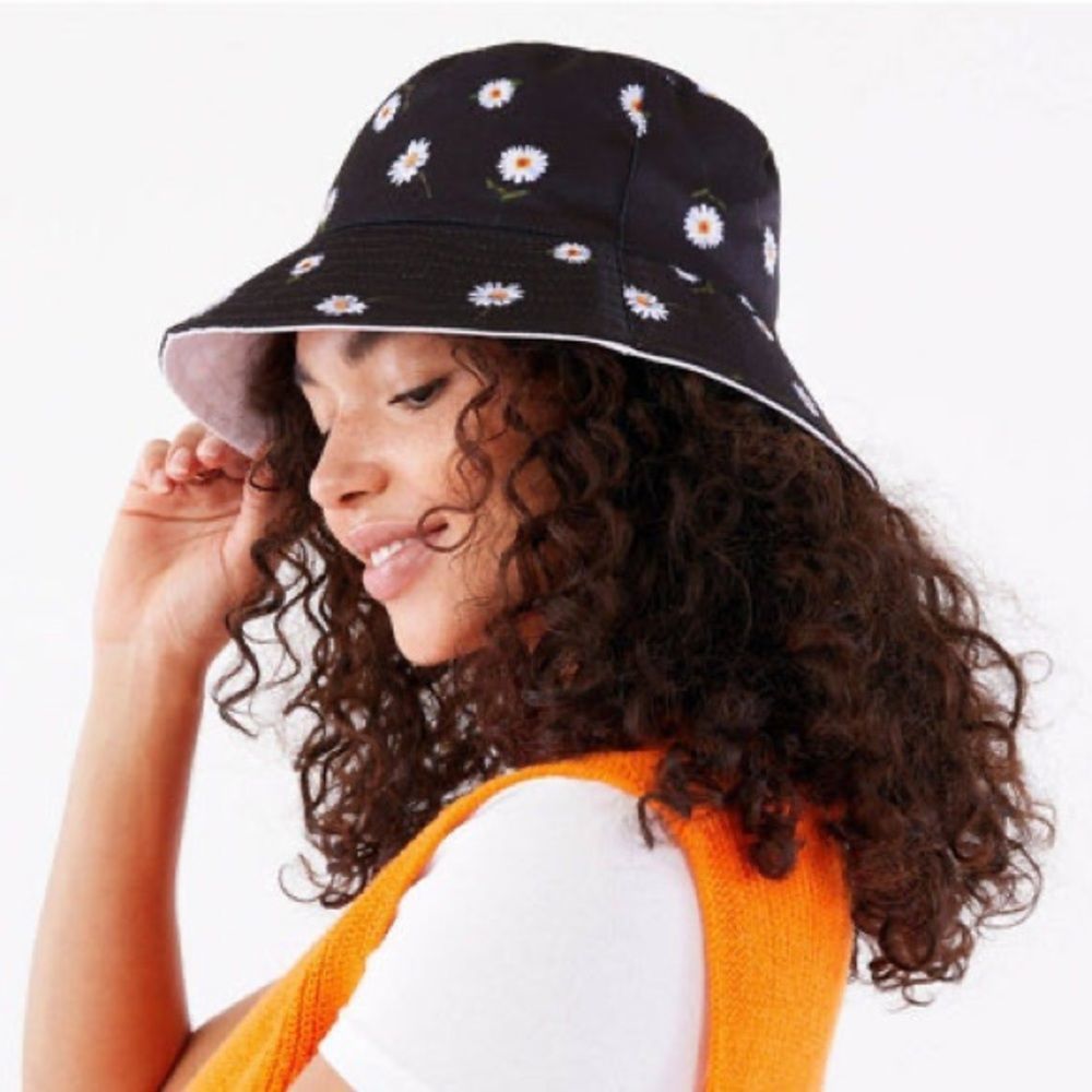 Alice + Olivia Black Daisy Print Bucket Hat